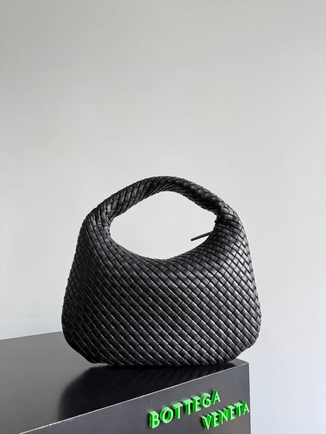 Batch 2120 BV Bottega Veneta's new early spring women's shoulder bag. The soft and delicate Hobo bag has been shipped! Many friends are waiting for this bag. It has a round shape and a large capacity. It can hold a 50-fold umbrella inside. Babies with a lot of daily items do not need to worry about the capacity of this bag. It is a practical bag for traveling and commuting. Although it is fluffy, it is soft and comfortable when carried on one shoulder. It has a modern and retro feel. Model No.: 856737 Size: 44*28*5cm